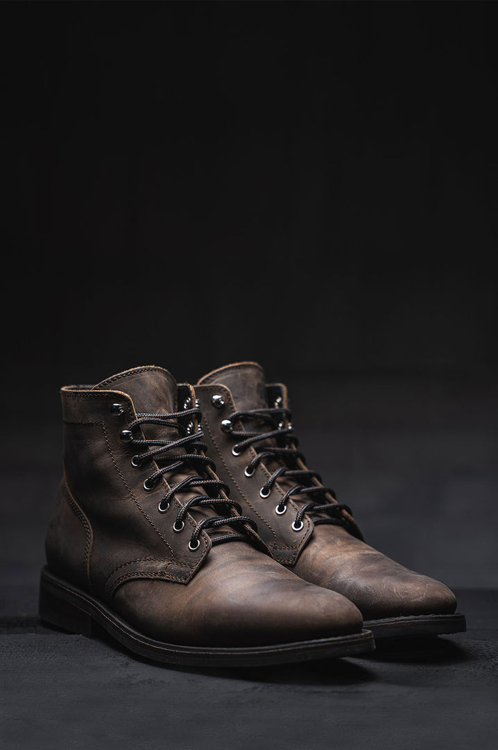 „Die überraschend günstigen Stiefel, die besser werden, wenn man sie schlägt.“ 
