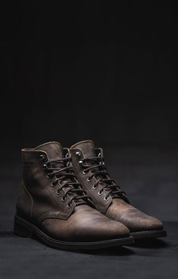 „Die überraschend günstigen Stiefel, die besser werden, wenn man sie schlägt.“ 