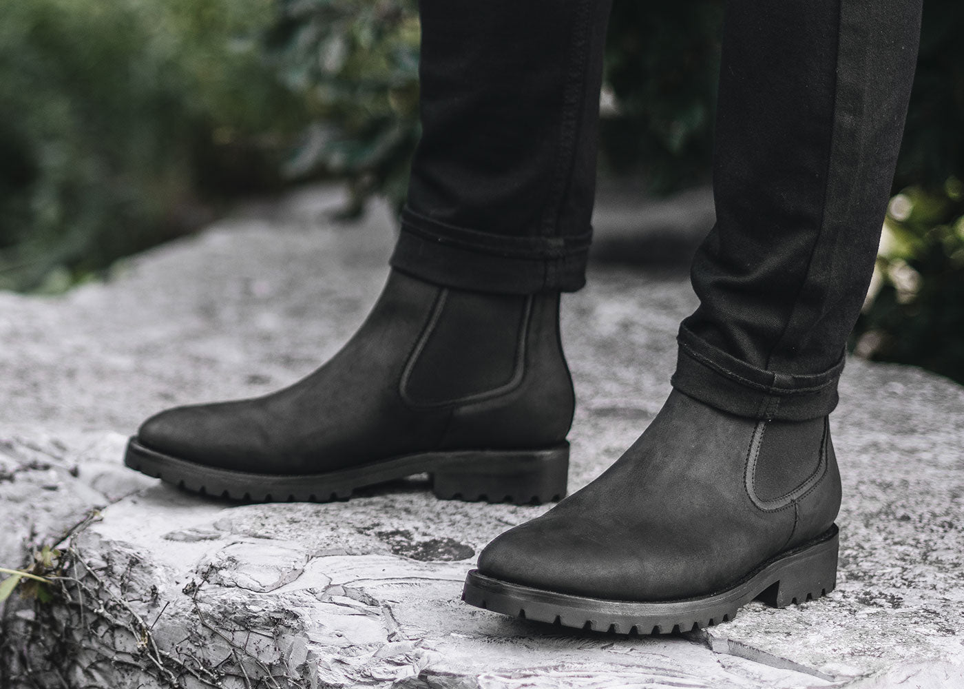Der beste klassische Chelsea-Boot: <a href="https://thursdayboots.mom/products/mens-cavalier-chelsea-boot-grey-suede">Der Shadow Grey Suede Cavalier</a>